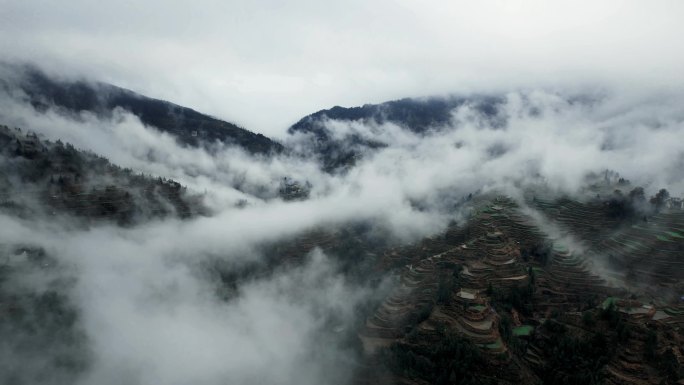 云雾云海环绕山间