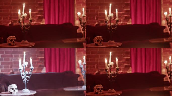 在家里的桌子上点着蜡烛，画着幽灵般的骷髅