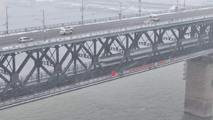 风雪高铁行驶在长江大桥