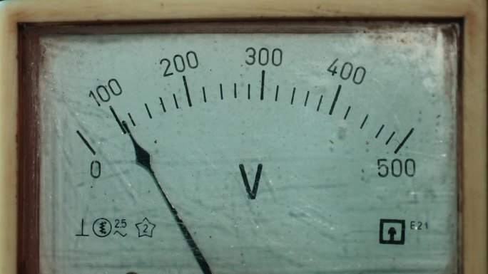 旧的模拟电压表测量电力的电压。带箭头的近距离模拟信号指示器。电气测量和控制装置