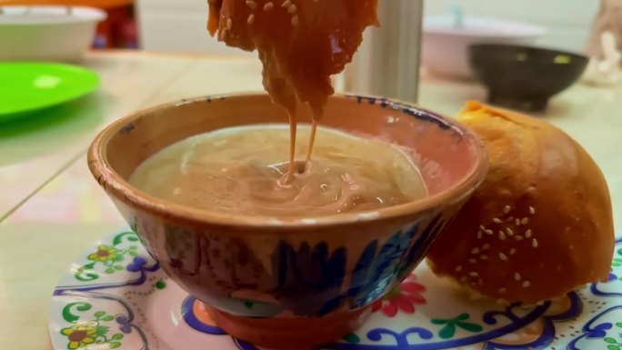 沉迷于丰富的传统瓦哈卡美食与我们的慢动作视频具有一个手工制作的，传统的粘土罐倾倒天鹅绒般的瓦哈卡巧克
