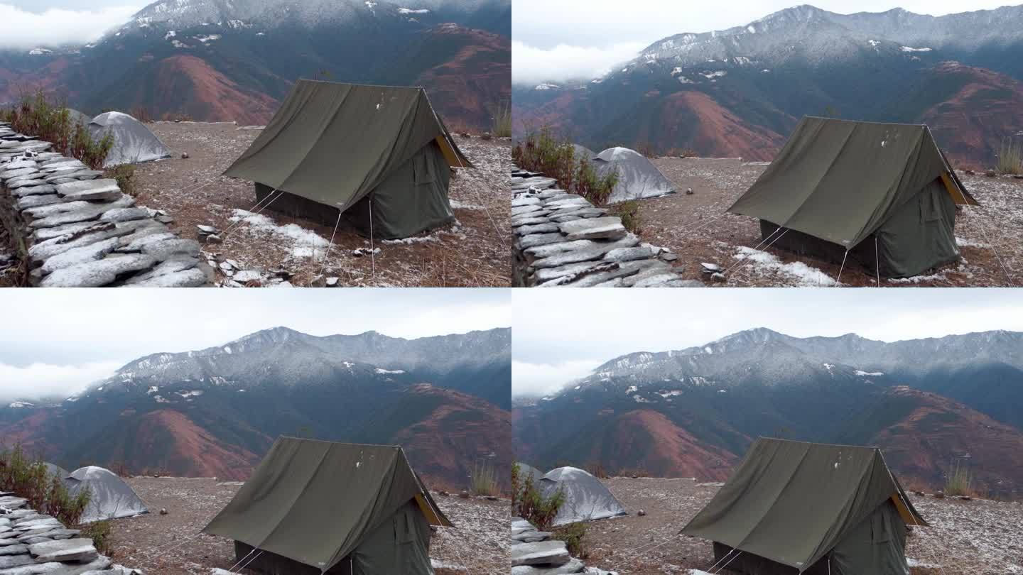 一个营地上有多个营地。北阿坎德邦喜马拉雅地区的纳格提巴。徒步旅行和露营