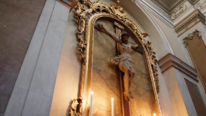 基督在教堂的十字架雕像上受难