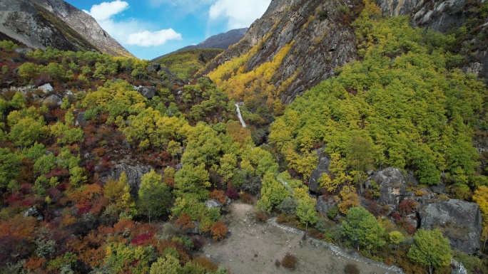 达古峡谷的山涧溪流和秋色盛景