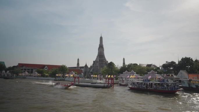 从泰国曼谷湄南河上的游船上俯瞰的笏阿仑寺