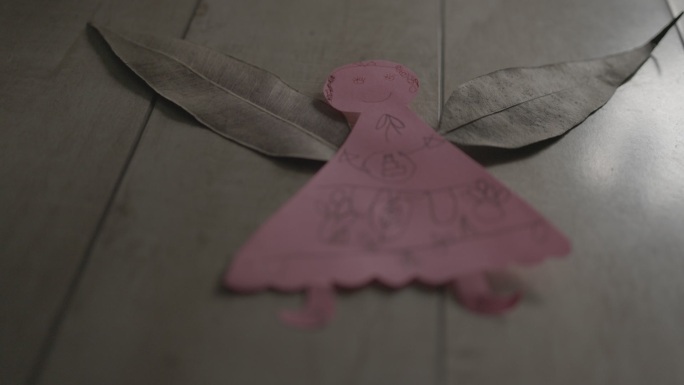 儿童手工美术绘画剪纸画桉树叶天使翅膀地板