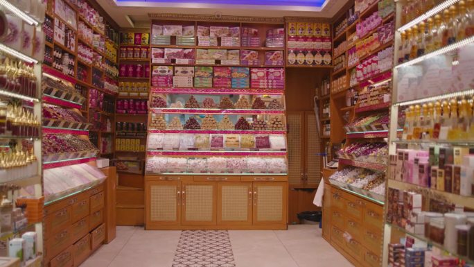 SLO MO香料商人的欢迎:土耳其小贩在大巴扎中心伸出了温暖的姿态#大巴扎热情好客#SpiceMar