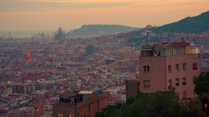 日落时巴塞罗那城市天际线的鸟瞰图。西班牙加泰罗尼亚