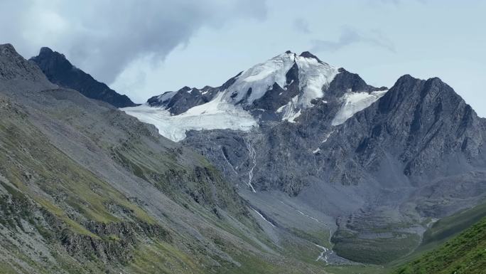 四川甘孜贡嘎山乡航拍乌库楚雪山