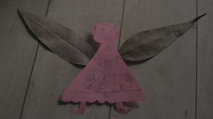儿童手工美术绘画剪纸画桉树叶天使翅膀地板