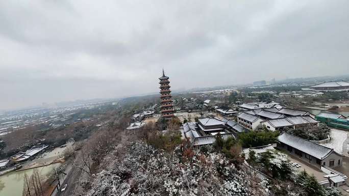 穿越机航拍扬州瘦西湖大明寺观音山雪景空景