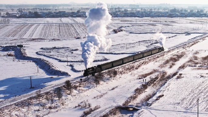 航拍中国东北冬季雪景中的蒸汽机车老火车