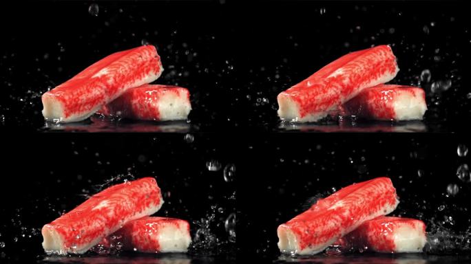 水滴落在新鲜的蟹棒上。用高速摄像机拍摄，每秒1000帧。