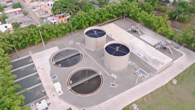 从空中俯瞰的污水处理厂在普拉多斯圣路易斯郊区附近