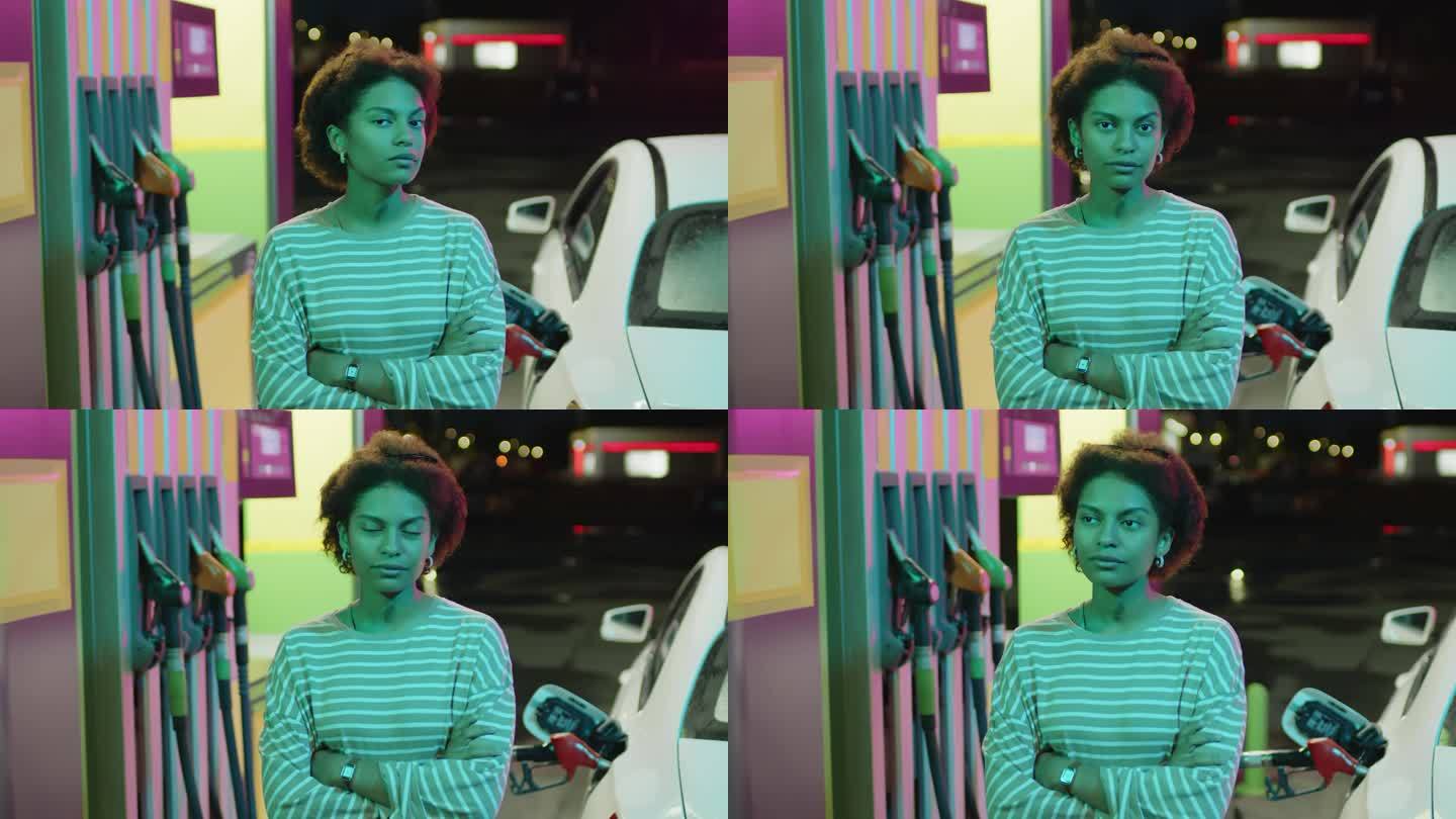 非裔美国妇女在自助加油站摆姿势的肖像