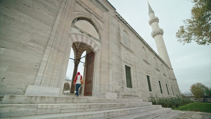 戴头巾的妇女走进苏莱曼清真寺庭院