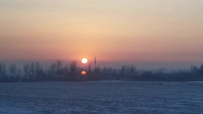 火车夕阳春节东北雪地