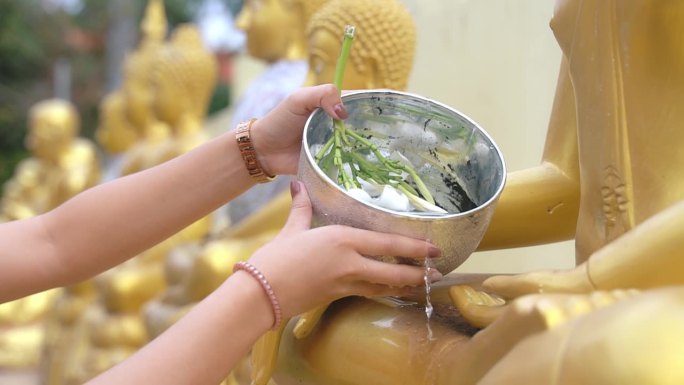 泰国泼水节期间，一位美丽的年轻女子正在进行沐浴仪式。