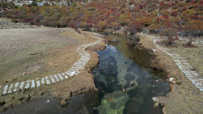 达古峡谷的山涧湖泊