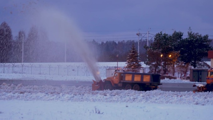 巨大的吹雪机清理跑道。大型橙色机器清除积雪。除冰设备