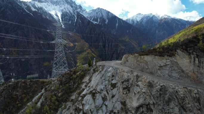 达古峡谷的山间道路