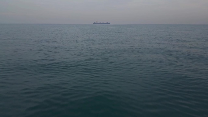 空中飞向海上的一艘货船4k库存视频