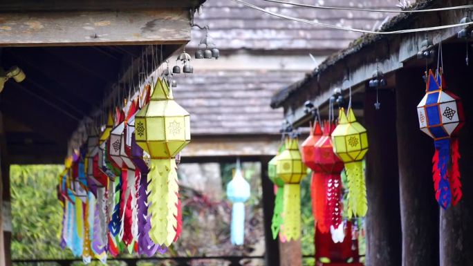 五颜六色的手工传统兰娜彤挂在绳子上的泰国寺庙