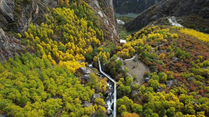 西藏达古峡谷的秋色盛景