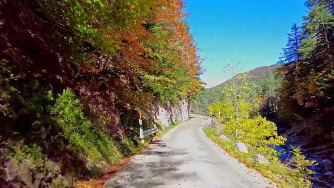 在西班牙的秋天，驾车穿过比利牛斯山脉的赫丘山谷