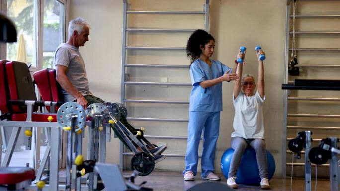 一组老年病人在辅助生活设施做物理治疗