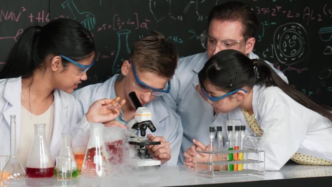 学生在显微镜下观察，可爱的女孩在检查样品。启迪