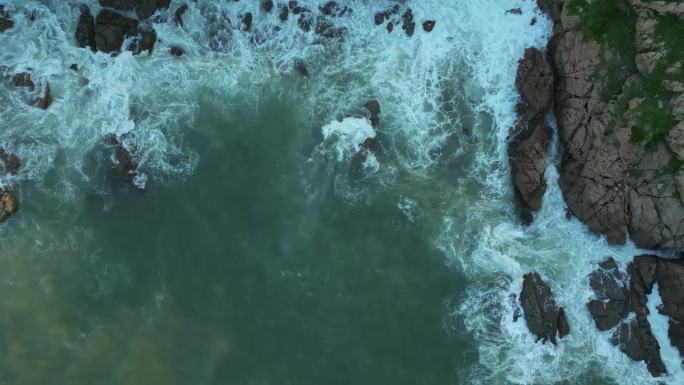 海浪击打岩石航拍4K