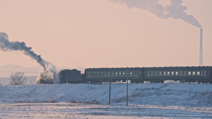 中国东北冬季白雪落日下的蒸汽机车老式火车