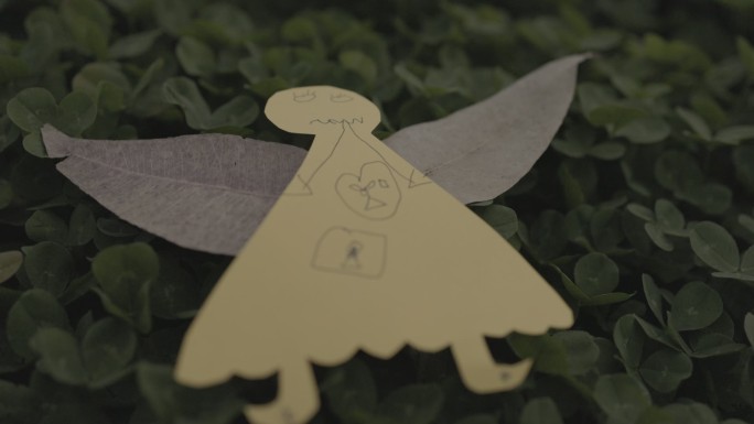儿童手工美术绘画剪纸画桉树叶天使翅膀草地