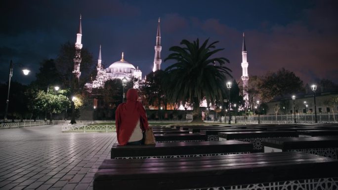 戴着头巾的穆斯林妇女在广场上凝视着圣索菲亚大教堂的雄伟之美