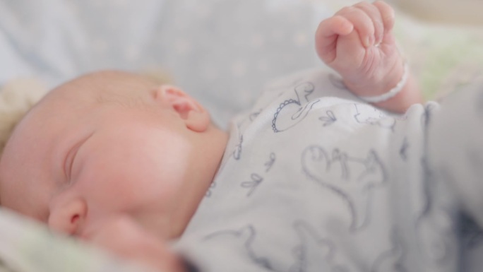 在医院产房的婴儿床上，可爱的小男孩在哭泣。一个5天大的婴儿