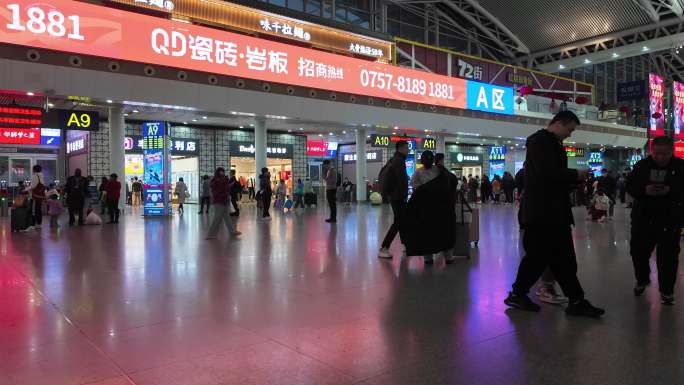 高铁武汉站，春运期间匆匆忙忙的人流