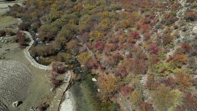 达古峡谷的山涧湖泊