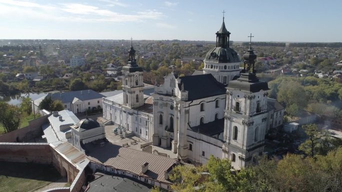 乌克兰日托米尔州历史名城别尔季切夫的裸加尔默罗修道院的无人机飞越镜头。