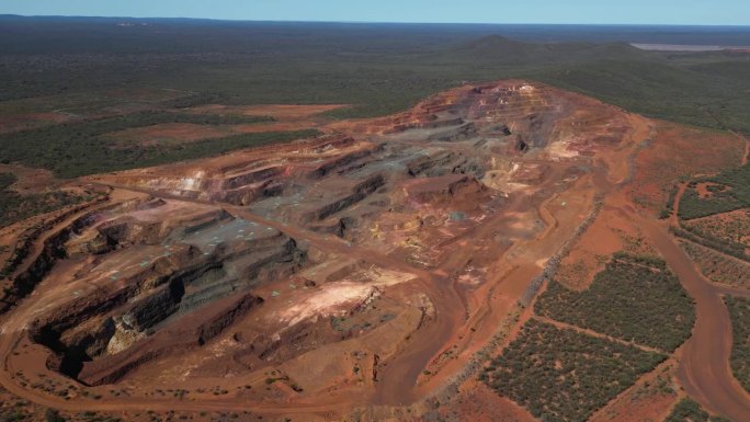 澳大利亚西部红土矿区的鸟瞰图，航空轨道