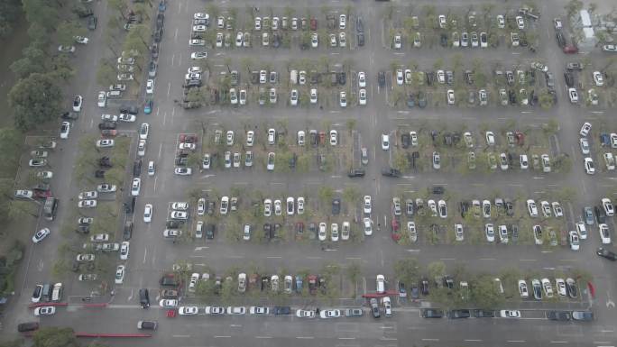 航拍繁忙拥挤的景区停车场