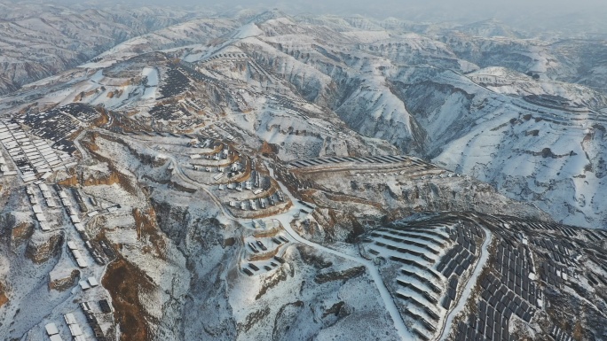 黄土高原雪中的太阳能电池板