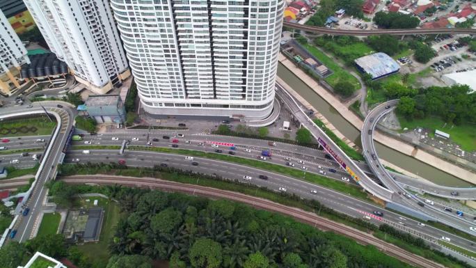 马来西亚吉隆坡市古晋Jalan (Jln) 1号高速公路鸟瞰图