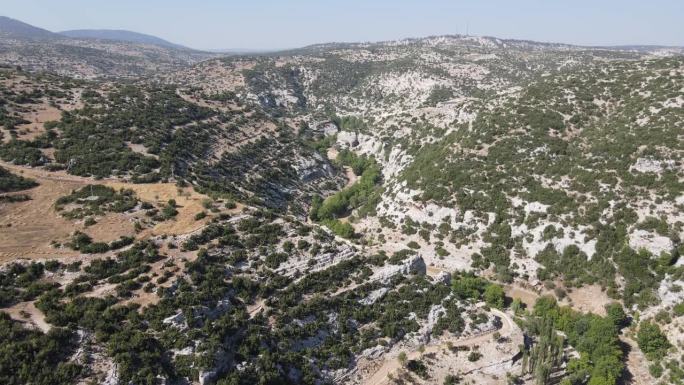 无人机拍摄的乡村山区间形成的小山谷