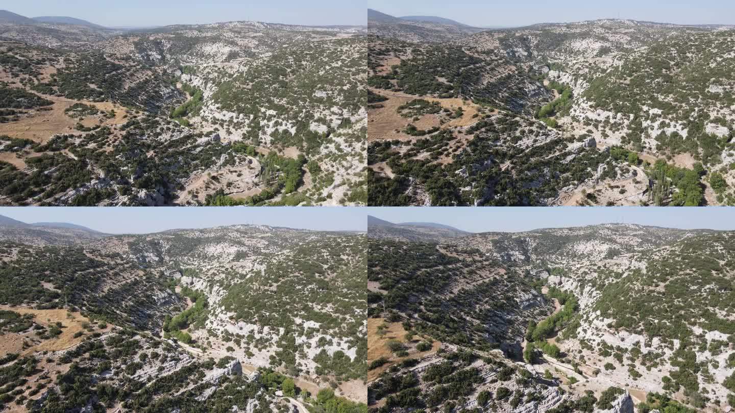无人机拍摄的乡村山区间形成的小山谷