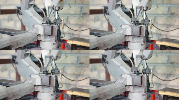 自动切割机的长尖锯在工作过程中采用特殊的水冷却系统，刀片切割金属板材的角度下采用冷却剂的方法，在车间