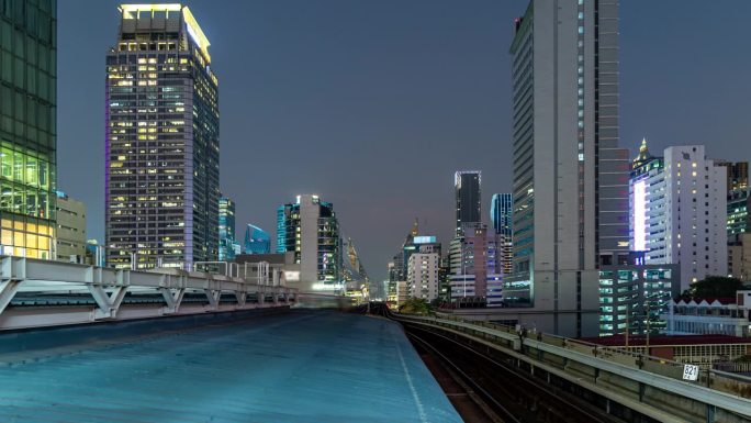 列车在现代城市BTS地铁，泰国曼谷市中心，城市交通背景的城市高楼
