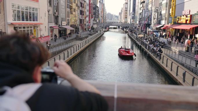 亚洲Z世代影响者用他的无反光镜相机记录了大阪道顿堀的延时风景