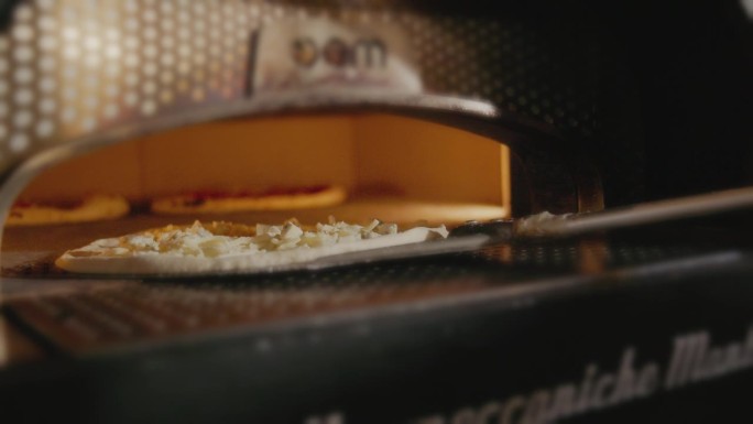 待烤披萨放在烤箱里。