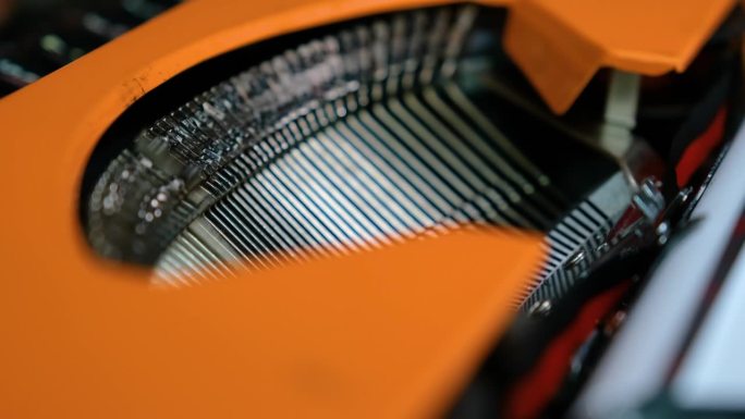 一台老式的橙色复古打字机